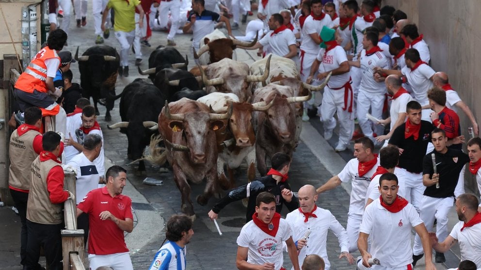 Sexto encierro de San Fermín 2023 con toros de Jandilla en el tramo de la cuesta de Santo Domingo. EFE - Villar López (3)