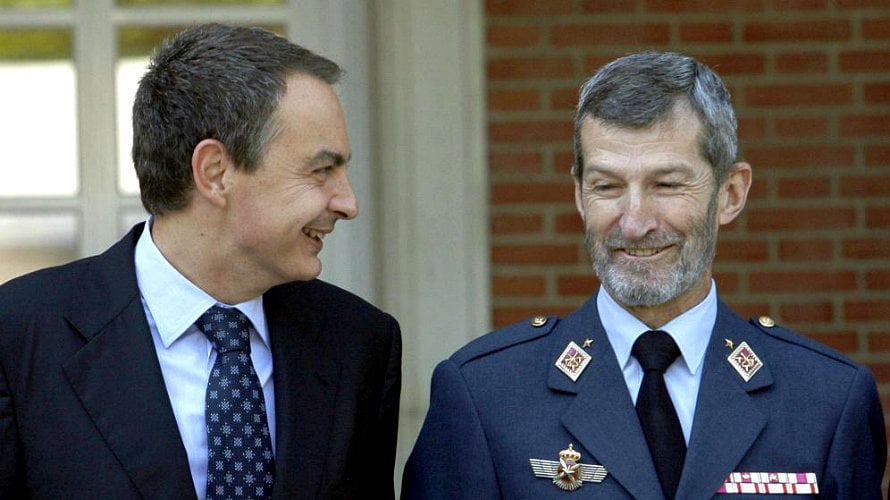 José Luis Rodríguez Zapatero, charla con el teniente general del Ejército del Aire José Julio Rodríguez Fernández. EFE Archivo
