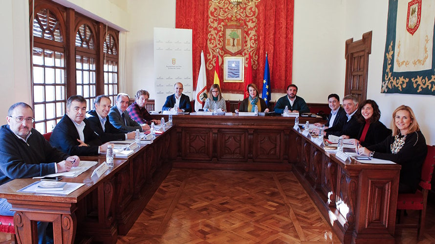 La mesa y junta del Parlamento en Olite