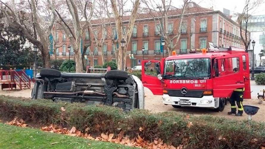 El coche volcado en el parque infantil de El Prado. EP