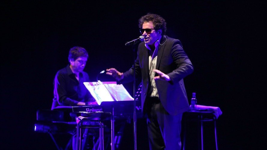 Andrés Calamaro junto al pianista Germán Wiedemer en el auditorio Baluarte de Pamplona. IÑAKI ZALDUA