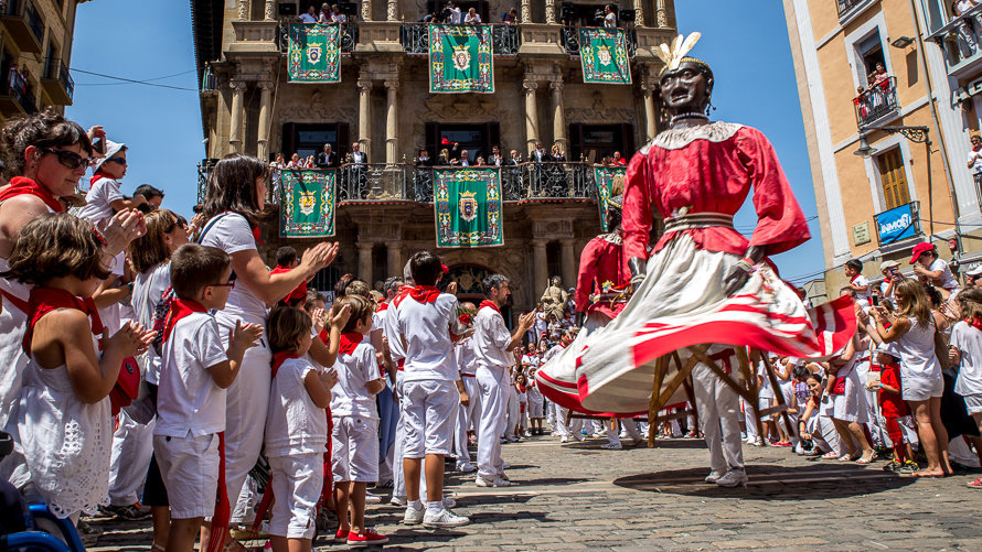 Los giantes americanos de Pamplona bailan en la plaza del Ayuntamiento durante San Fermín en los Sanfermines de 2015. ÍÑIGO ALZUGARAY