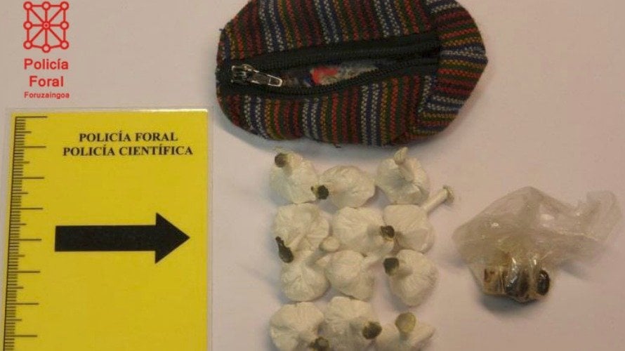La droga incautada a un vecino de Pamplona que traficaba en un local de la capital foral. PF