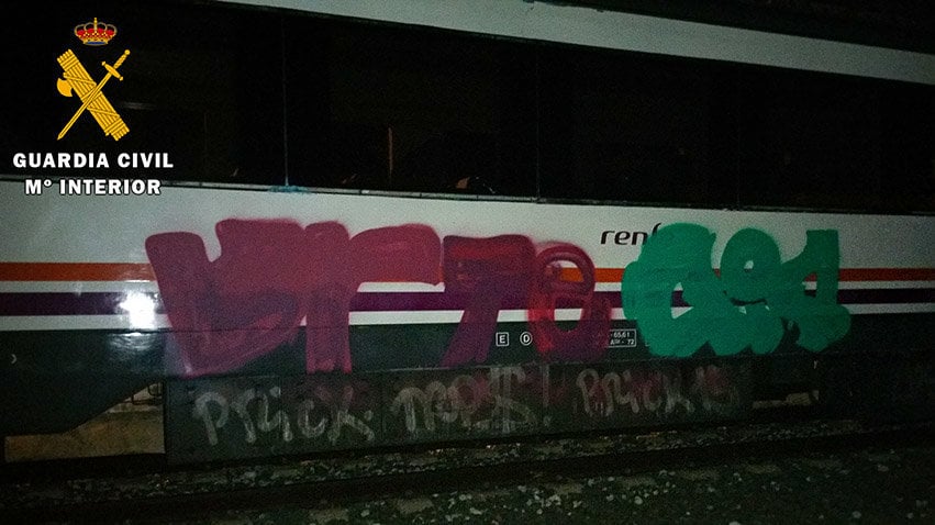 'Graffitis' que los detenidos pintaron en los vagones de tren de Castejón