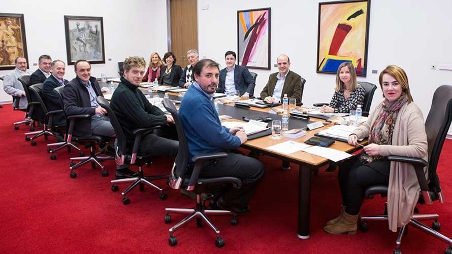 Miembros de la Mesa y Junta de Portavoces del Parlamento de Navarra. EP