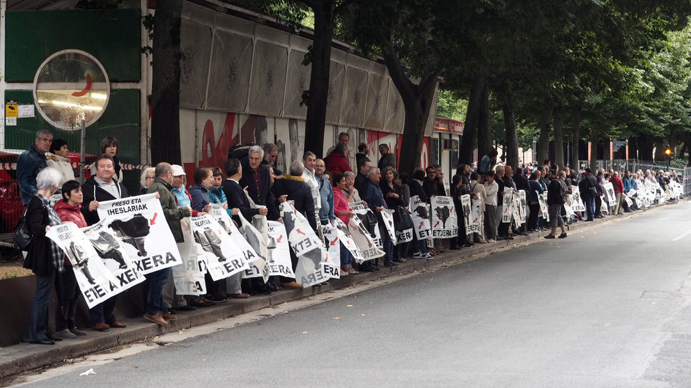 Concentración en el Paseo Sarasate de Pamplona para exigir el acercamiento de los presos etarras a las cárceles de Navarra y el País Vasco. MIGUEL OSÉS (1)