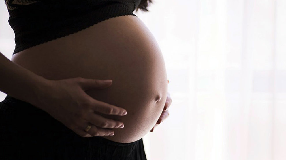 Imagen de una mujer embarazada tocando su tripa ARCHIVO