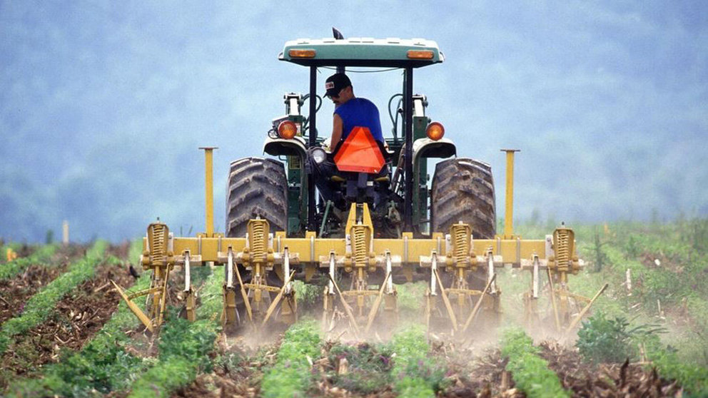 Un agricultor trabaja en el campo con su tractor ARCHIVO