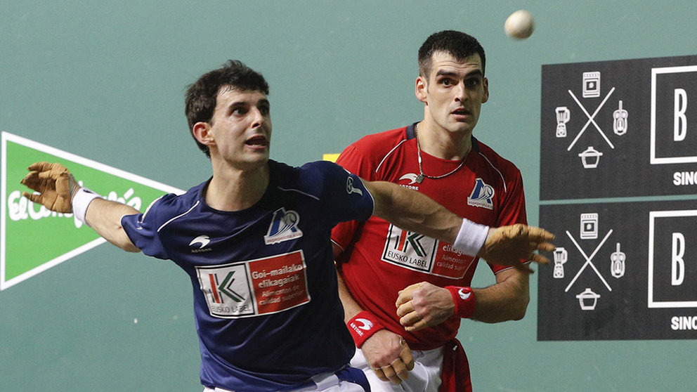 Jokin Altuna y Joseba Ezkurdia en la final del Cuatro y medio jugada en el frontón Navarra Arena de Pamplona. EFE.