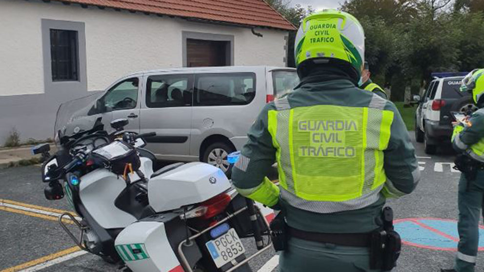 La Guardia Civil sanciona al conductor francés de VTC por trasladar a peregrinos desde Roncesvalles. CEDIDA