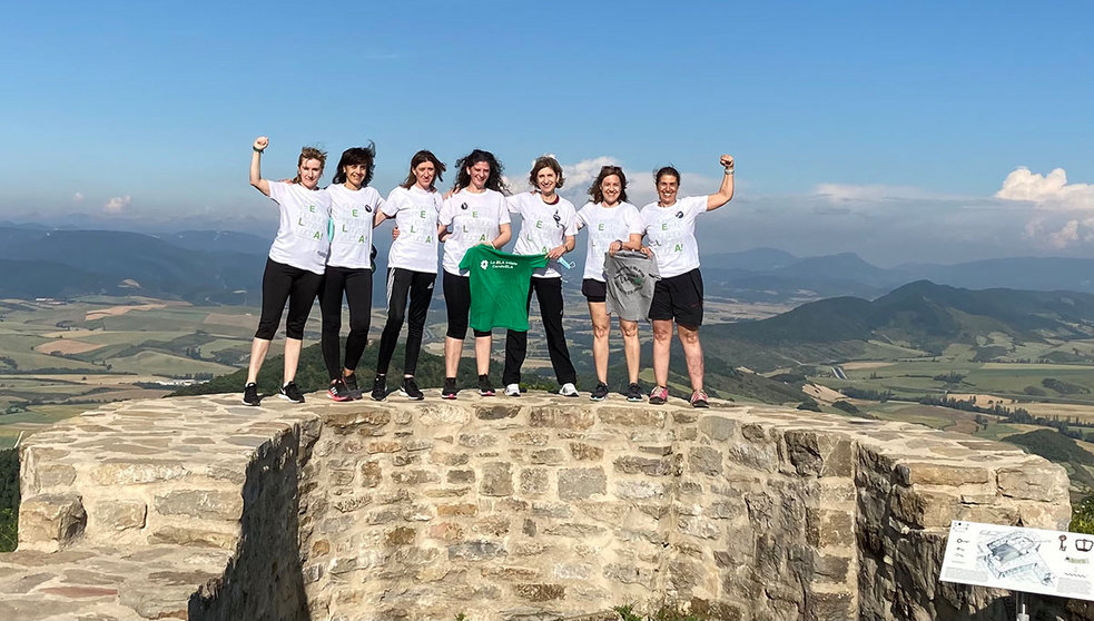Grupo de amigas subiendo una de las cumbres más emblemáticas de Navarra. COCEMFE NAVARRA.