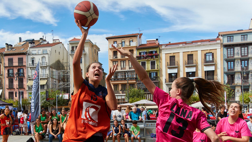Jornada del circuito 'Plaza 3x3 CaixaBank 2022' de baloncesto celebrado en la Plaza del Castillo de Pamplona con 564 participantes inscritos en 144 equipos. IÑIGO ALZUGARAY