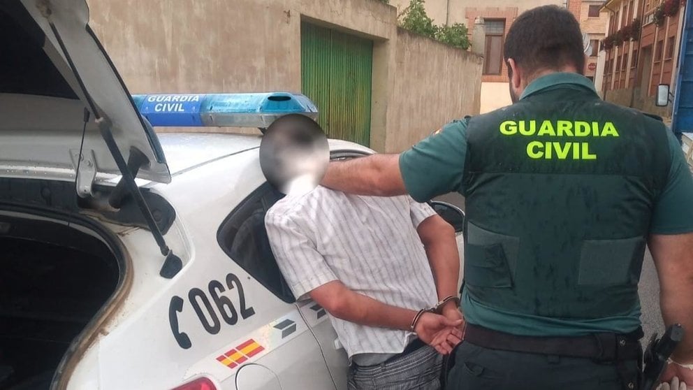 Momento de la detención en Arguedas por parte de la Guardia Civil.