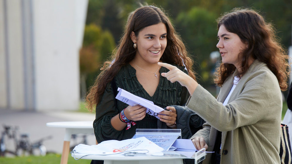 Concurso de lanzamiento de aviones de papel para estudiantes en la Universidad de Navarra. IÑIGO ALZUGARAY