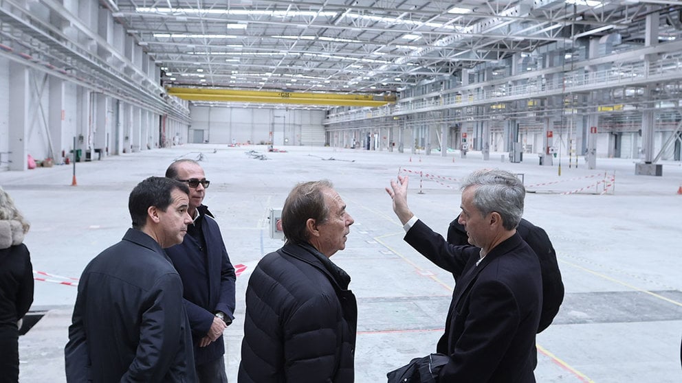 Los directivos de la empresa Flamasats visitan las instalaciones adquiridas en Aoiz para su nueva fábrica de mecheros CLIPPER. GOBIERNO DE NAVARRA