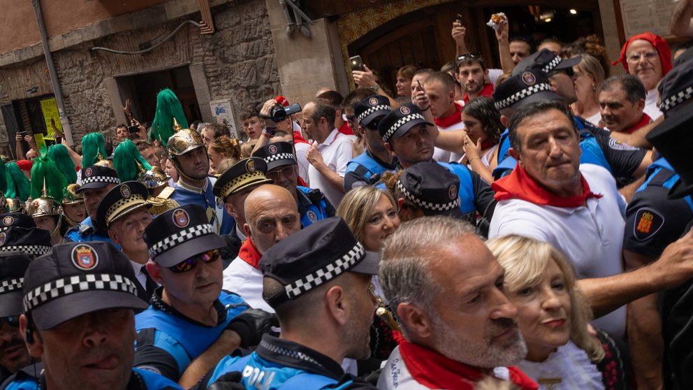 La corporación del Ayuntamiento de Pamplona a su paso por la calle Curia en la procesión de San Fermín. MAITE H. MATEO