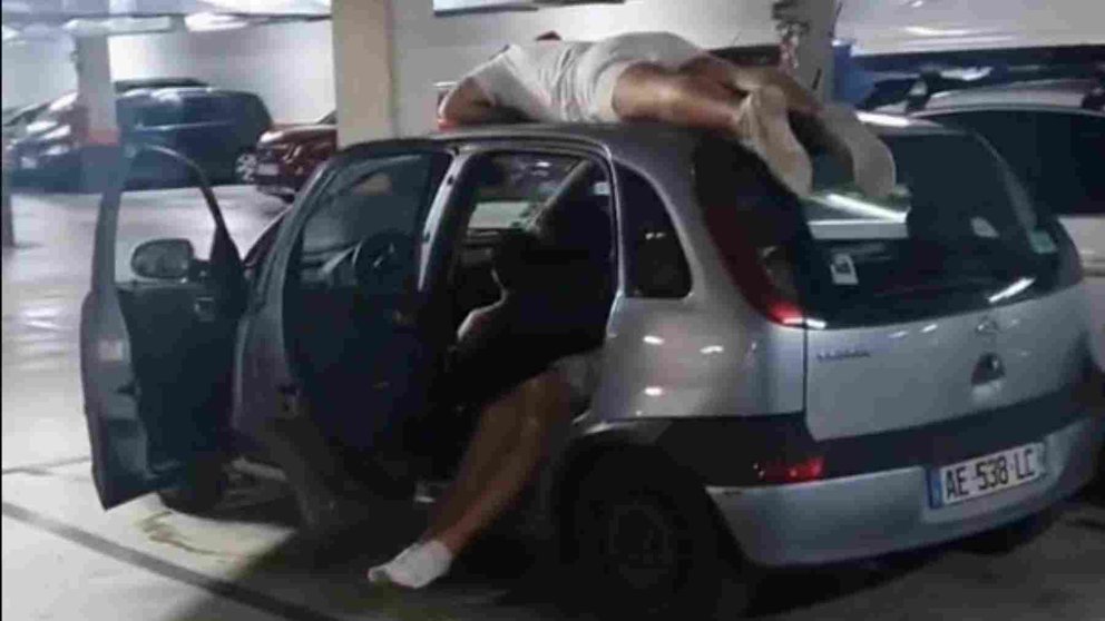 Varios visitantes duermen en el coche en un parking durante los Sanfermines de 2023. TIK TOK / Asier Sánchez