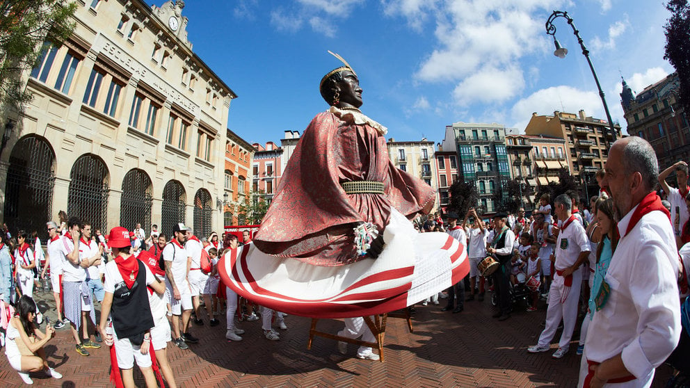 La Comparsa de Gigantes y Cabezudos recorre las calles del Casco Viejo de Pamplona durante la mañana del 13 de julio en las fiestas de San Fermín de 2023. IÑIGO ALZUGARAY
