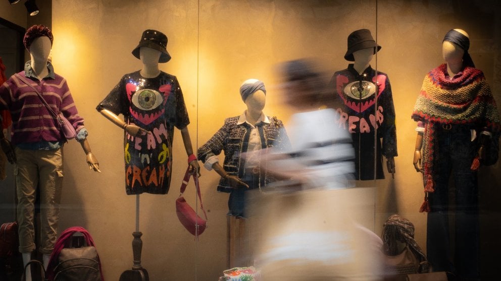 Una mujer pasa por delante de un escaparate de una tienda de ropa de comercio local. DAVID ZORRAKINO / EUROPA PRESS
