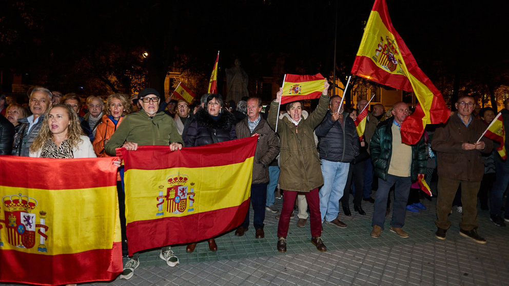 Convocatoria contra Pedro Sánchez secundada por VOX Navarra frente a la sede del PSN en Pamplona. IÑIGO ALZUGARAY