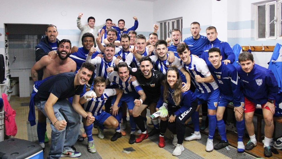 Los jugadores del Izarra celebran la primera victoria en Estella ante el Valle de Egüés. @CD_Izarra.