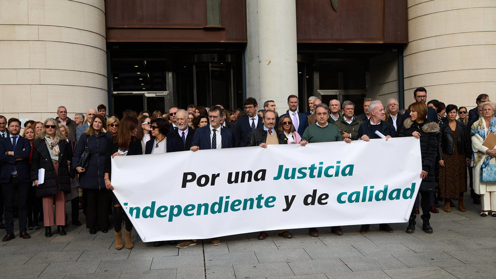 Concentración de jueces a las puertas del Palacio de Justicia de Navarra "por una justicia independiente y de calidad". IÑIGO ALZUGARAY