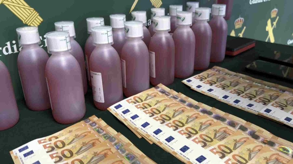 Bebida incautada y dinero en el operación de la Guardia Civil. GUARDIA CIVIL de NAVARRA