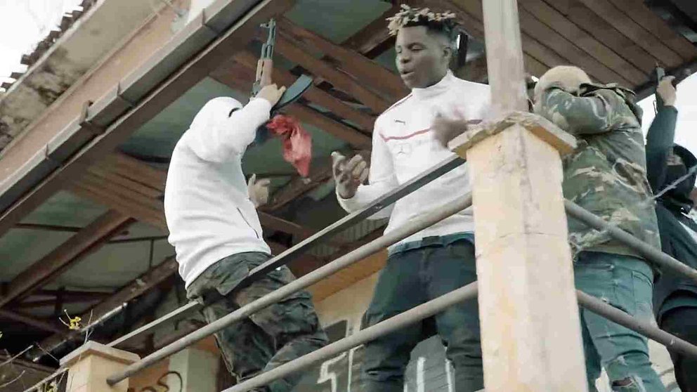 El rapero Black Marfil en un fotograma del video en el que se muestran armas y por el que ha sido condenado. YOUTUBE