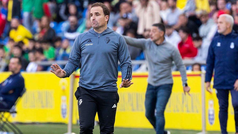 El entrenador de Osasuna, Jagoba Arrasate, durante el partido de Liga que UD Las Palmas y CA Osasuna disputan este domingo en el estadio de Gran Canaria. EFE/Quique Curbelo