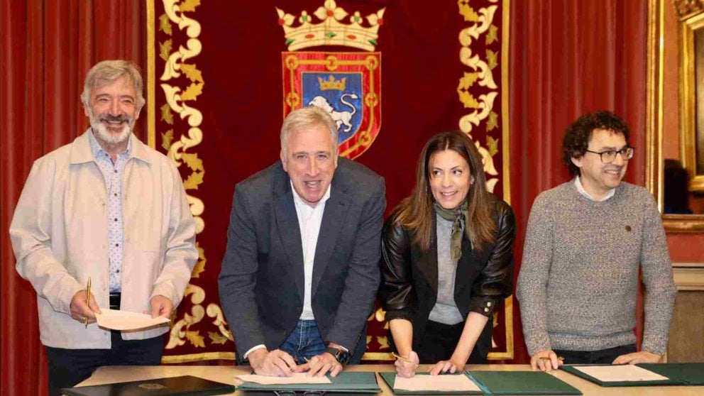 Koldo Martínez, Joseba Asirón, Marina Curiel y Txema Mauleón en la firma del acuerdo de Presupuestos de Pamplona para 2024. ÍÑIGO ALZUGARAY