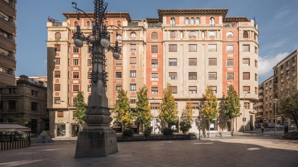 Posem Inmobiliaria vende en Pamplona una vivienda en la calle Estella con vistas a la plaza del Vínculo.
