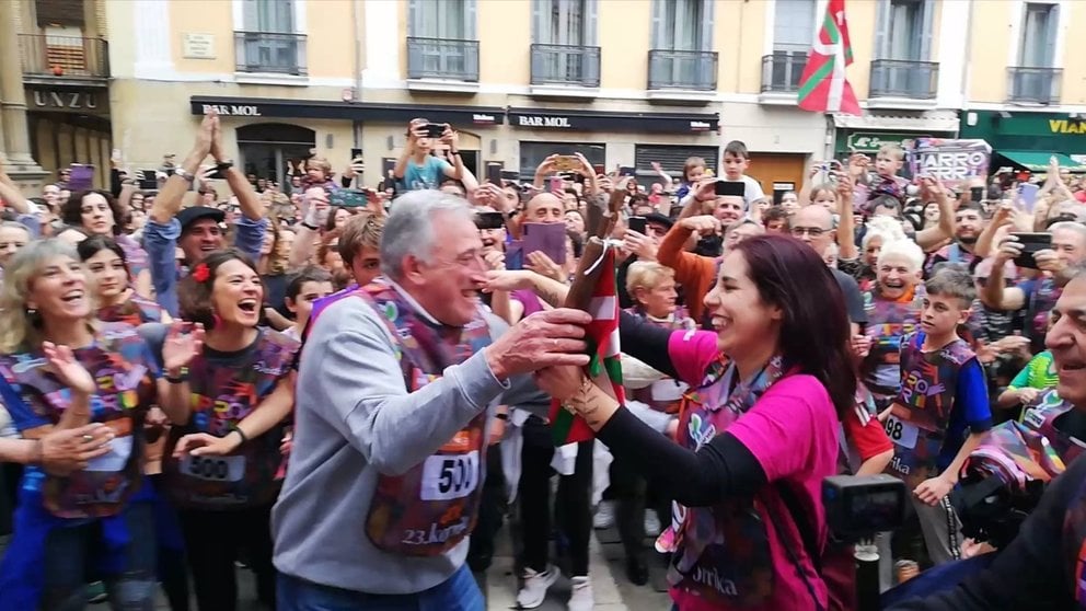 Un sonriente Asirón coge el testigo de la Korrika en la plaza del Ayuntamiento de Pamplona. EUROPA PRESS