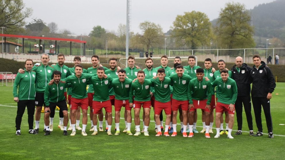 Foto de grupo de la selección de fútbol de Euskadi en un entrenamiento en Lezama. @EFF_FVF.