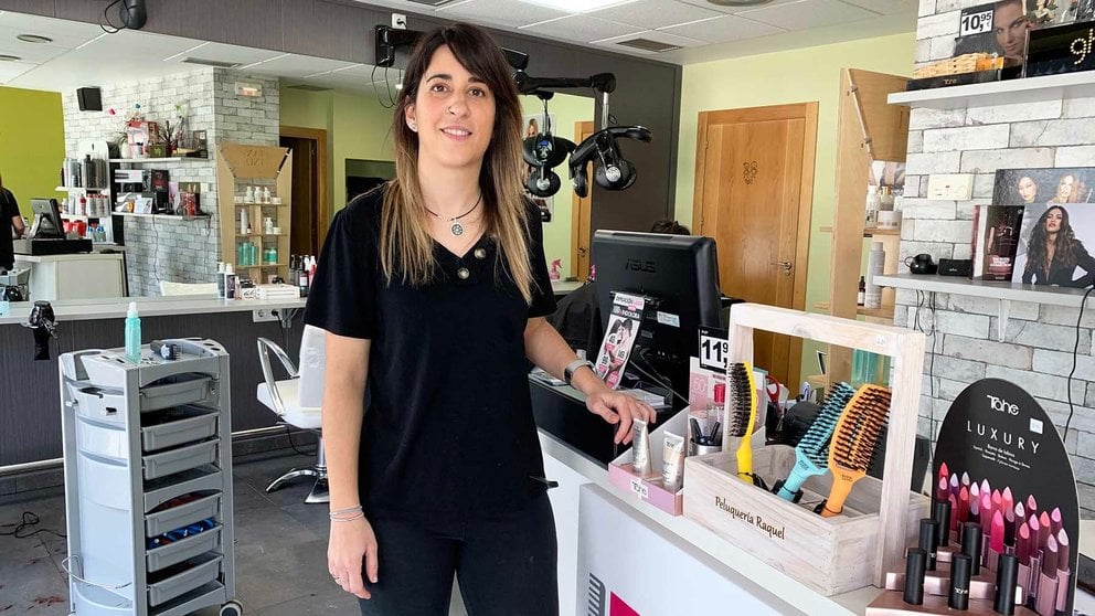 Raquel Guinea en la peluquería mixta que lleva su nombre en la localidad de Murieta. Navarra.com