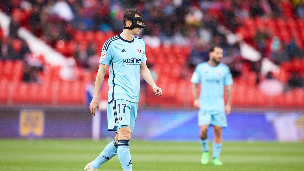 Ante Budimir, con máscara protectora, ha marcado el segundo tanto rojillo en Almería. CA Osasuna.