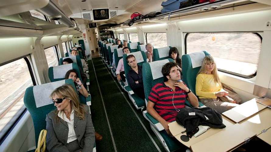 Varias personas viajan en uno de los vagones de Renfe 