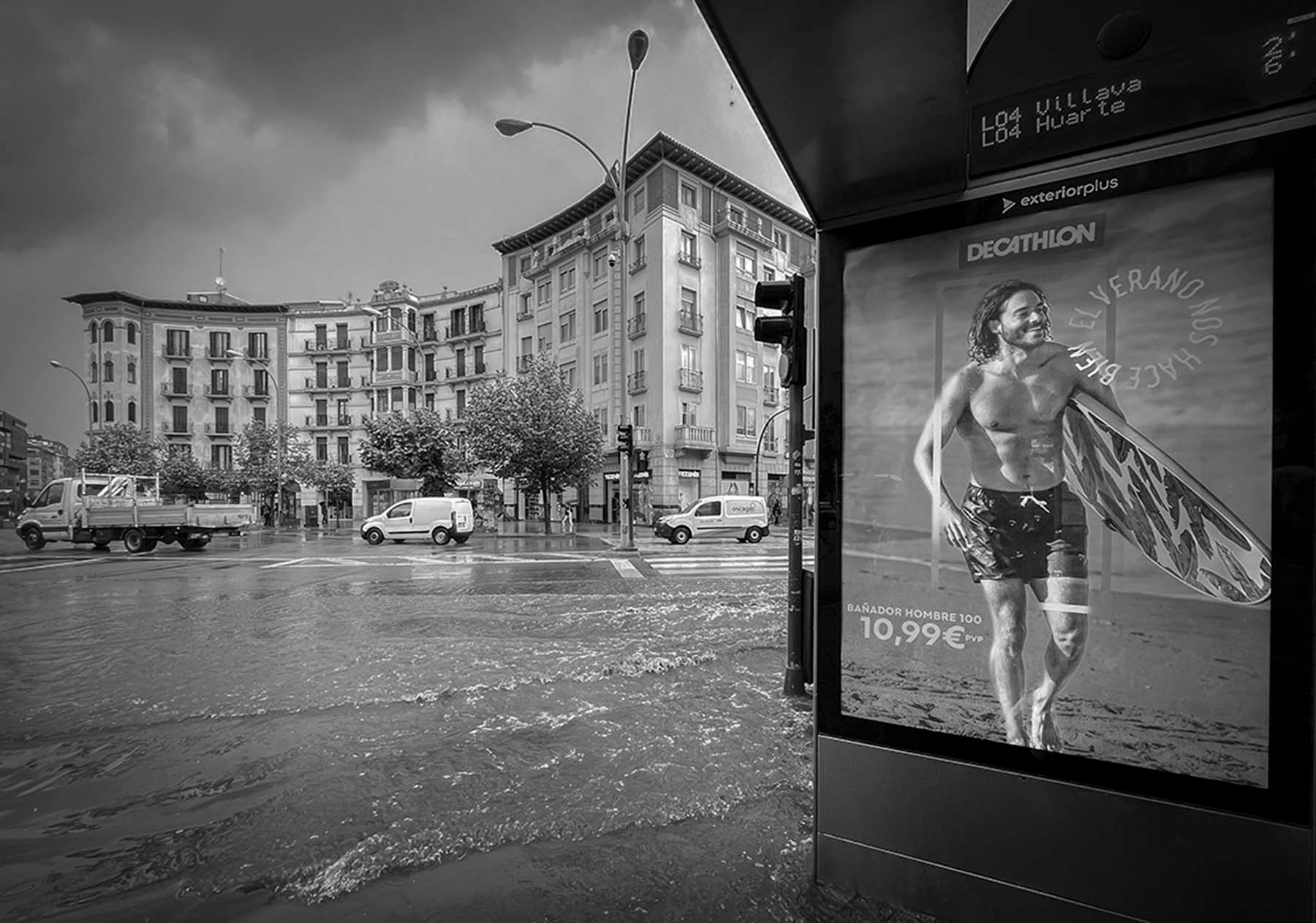La ironía también cabe en el fotoperiodismo. La plaza de las Merindades de Pamplona, el 1 de junio de 2023 tras una descomunal tormenta (Foto Efe/Villar López)