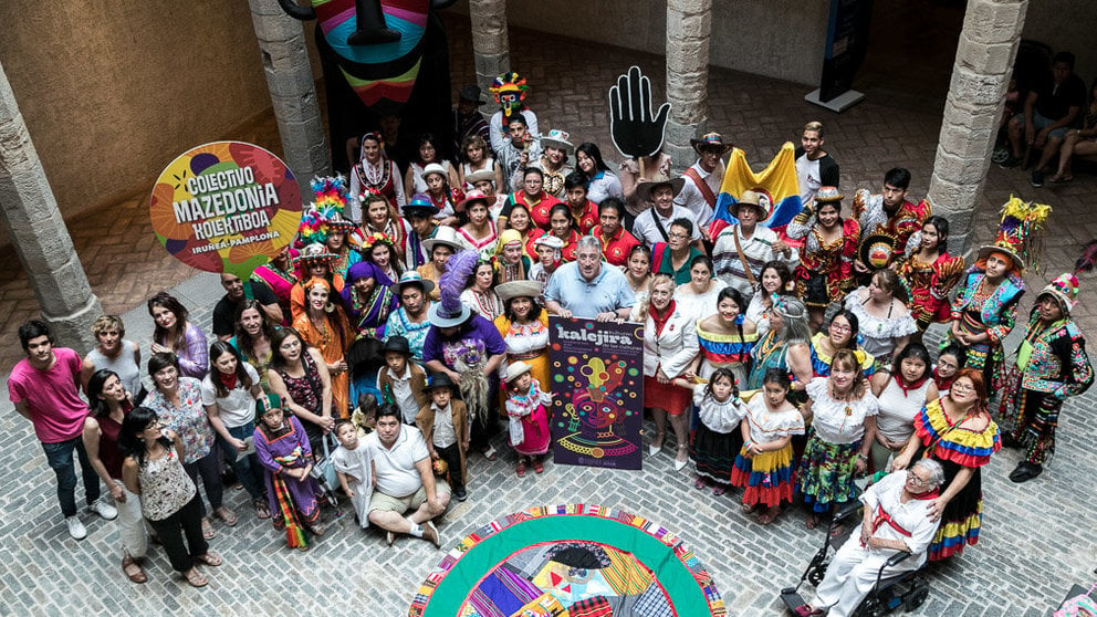 El Ayuntamiento de Pamplona presenta la 'Kalejira de las Culturas' con los representantes de las comunidades pertenecientes al Foro de Diversidad Cultural (11). IÑIGO ALZUGARAY