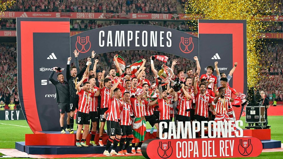 Los jugadores del Athletic celebran tras la final de la Copa del Rey que han disputado hoy sábado ante el Mallorca en el estadio La Cartuja, en Sevilla. EFE/Raúl Caro
